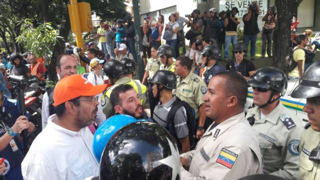 Estudiantes llegan a la sede de Conatel en Caracas. Foto: Eduardo Ríos / LaPatilla.com