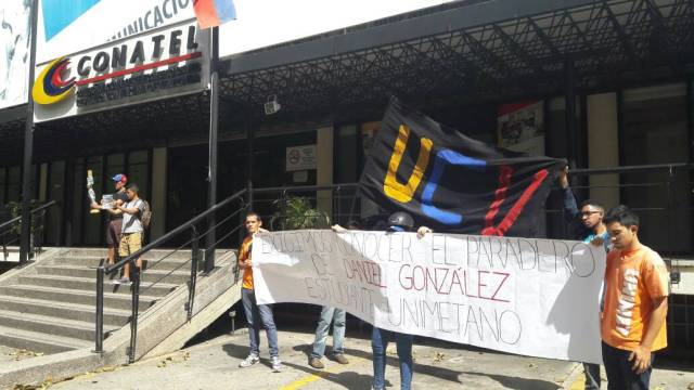 Estudiantes llegan a la sede de Conatel en Caracas. Foto: Eduardo Ríos / LaPatilla.com