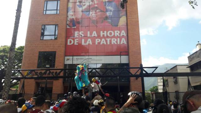 Estudiantes llegan a la sede de Conatel en Caracas. Foto: Eduardo Ríos / LaPatilla.com