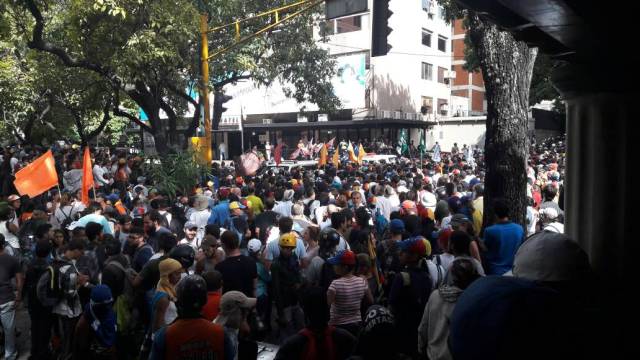 Estudiantes llegan a la sede de Conatel en Caracas. Foto: Eduardo Ríos / LaPatilla.com