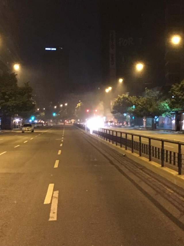 Manifestantes cierran el paso en la avenida Francisco de Miranda a la altura de Chacao. Foto: Dereck Blanco