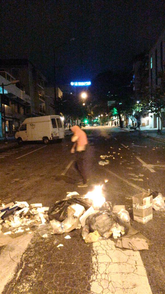 Manifestantes cierran paso con barricadas en Chacao. Foto: LaPatilla.com