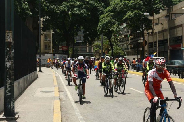 Ciclistas recorrieron Caracas para celebrando el triunfo de la Vinotinto Sub 20 y en honor a los caídos. Fotos: Will Jiménez / LaPatilla.com