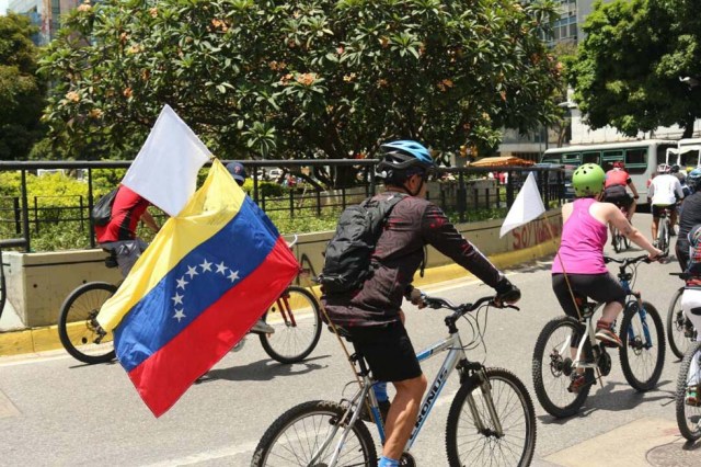 Ciclistas recorrieron Caracas para celebrando el triunfo de la Vinotinto Sub 20 y en honor a los caídos. Fotos: Will Jiménez / LaPatilla.com