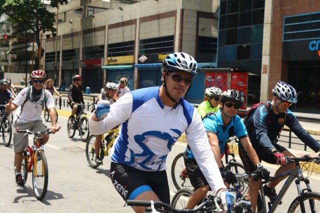 Ciclistas recorrieron Caracas para celebrando el triunfo de la Vinotinto Sub 20 y en honor a los caídos. Fotos: Will Jiménez / LaPatilla.com