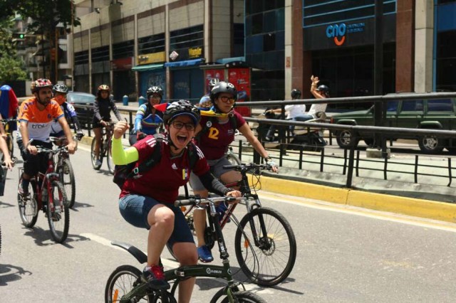 Ciclistas recorrieron Caracas para celebrando el triunfo de la Vinotinto Sub 20 y en honor a los caídos. Fotos: Will Jiménez / LaPatilla.com