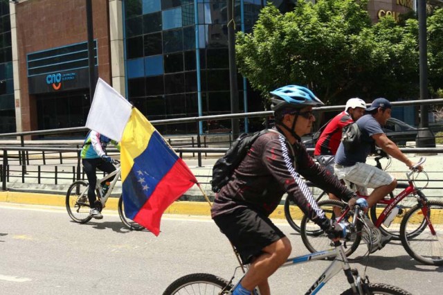 Ciclistas recorrieron Caracas para celebrando el triunfo de la Vinotinto Sub 20 y en honor a los caídos. Fotos: Will Jiménez / LaPatilla.com