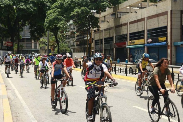 Ciclistas recorrieron Caracas para celebrando el triunfo de la Vinotinto Sub 20 y en honor a los caídos. Fotos: Will Jiménez / LaPatilla.com