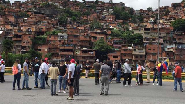 Manifestantes toman calles de Terrazas del Ávila (Foto: @juanflores18)