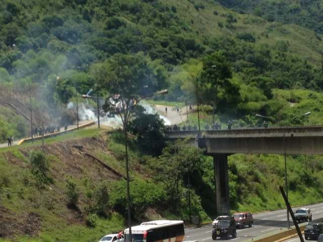 Represión en el Distribuidor Metropolitano / Foto @maryelishernandezm