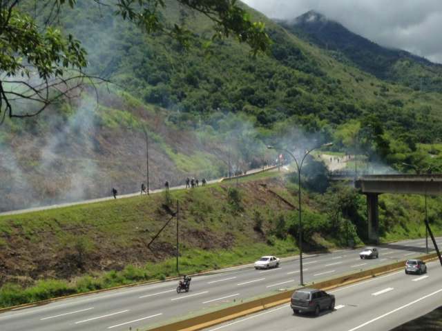 Represión en el Distribuidor Metropolitano / Foto @maryelishernandezm