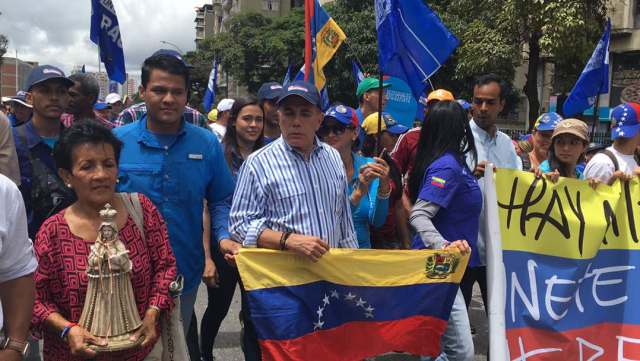 Manuel Rosales acompaña la movilización (Foto: @nessacrlupo)