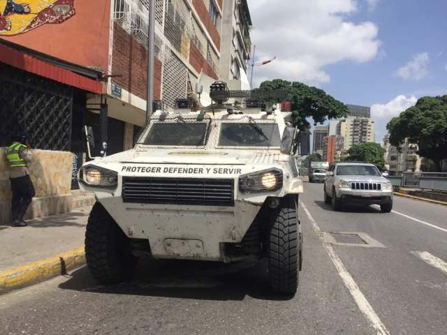 Funcionarios de la PNB esperan por la marcha opositora (Foto: Régulo Gómez / LaPatilla)