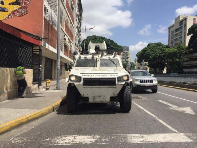 Funcionarios de la PNB esperan por la marcha opositora (Foto: Régulo Gómez / LaPatilla)