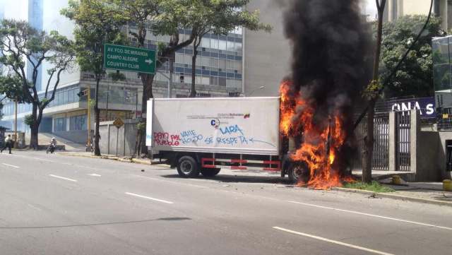 Camión quemado frente a la ONA en El Rosal / Foto @pamelatoledo28