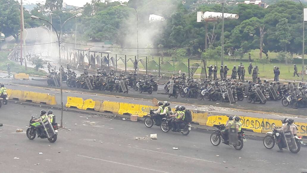 El régimen multiplicó el número de efectivos para la brutal represión contra manifestantes (Videos + Fotos)