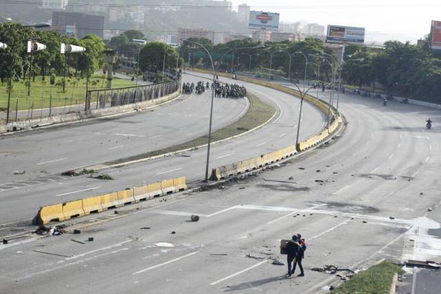 Lanzan lacrimógenas contra manifestantes en el Distribuidor Altamira. Foto: Eduardo Ríos / LaPatilla.com