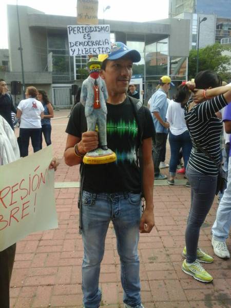 Manifestantes se concentran para marchar por el Día del Periodista (Foto: Daylis Martínez / LaPatilla)