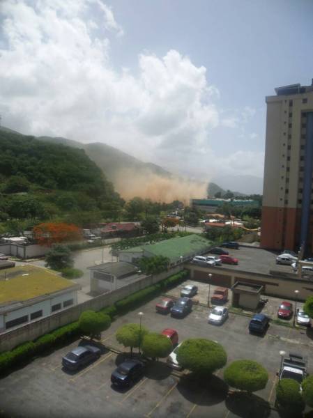 El derrumbe bloqueó el paso hacia la autopista Gran Mariscal de Ayacucho (Foto: Cortesía)