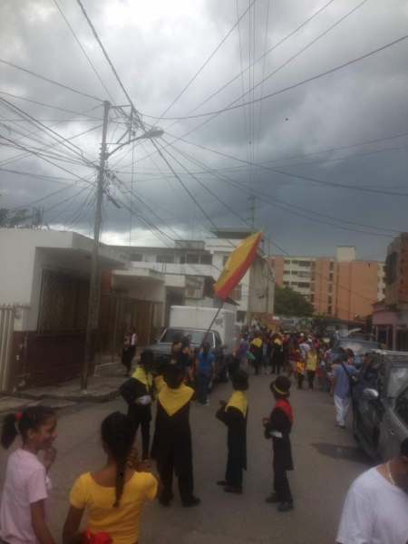 Los parranderos de San Pedro no se dejaron apabullar por la lluvia (Foto: Leonel Mentado)