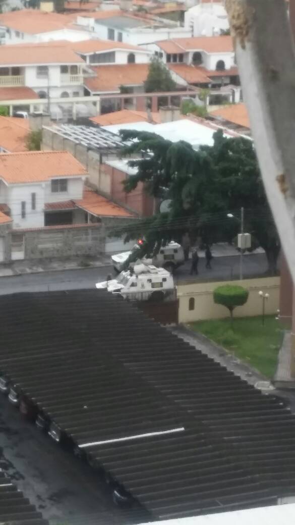 La "gloriosa" GNB lanzando lacrimógenas en zona residencial de Maracay. Foto: @CarlosAranaSan 