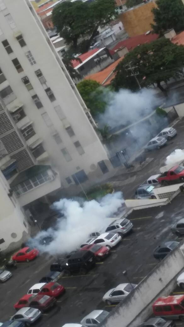 La "gloriosa" GNB lanzando lacrimógenas en zona residencial de Maracay. Foto: @CarlosAranaSan 