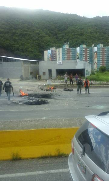 Protestan con barricadas en la autopista GMA (Foto: Patricia Medina / LaPatilla)