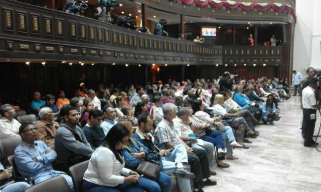 Los afectados expusieron sus casos ante los diputados de la MUD (Foto: @AsambleaVE)