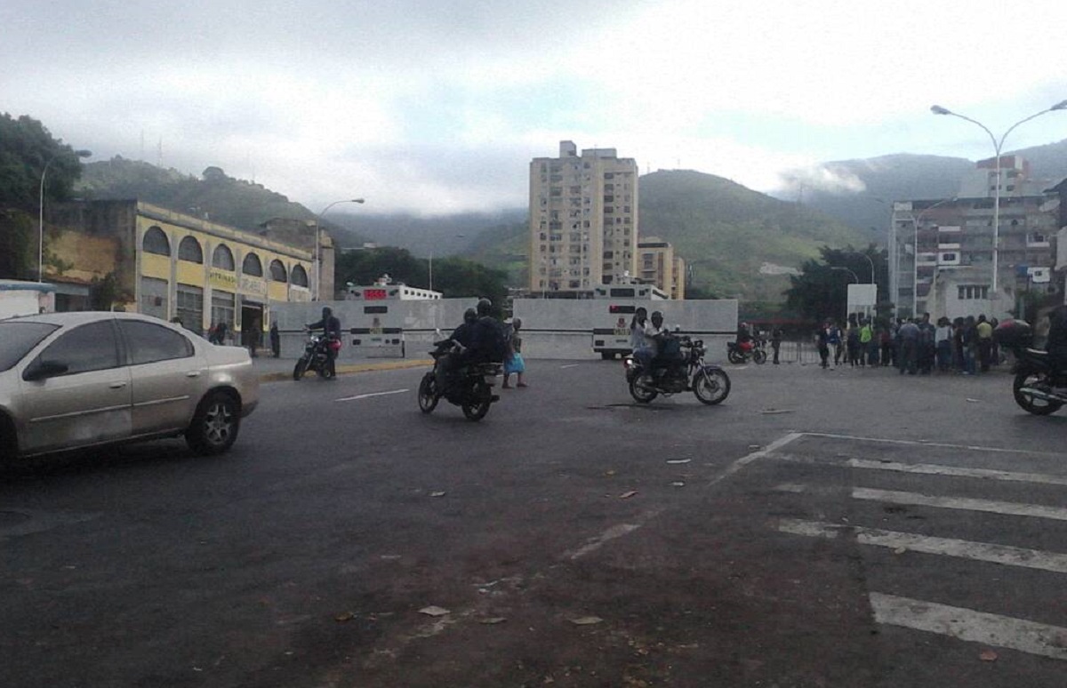 GNB impide paso al TSJ con tanquetas en la Avenida Baralt #12Jun (Videos + Fotos)