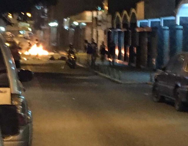 Manifestantes cierran el paso en la avenida Francisco de Miranda a la altura de Chacao. Foto: Dereck Blanco