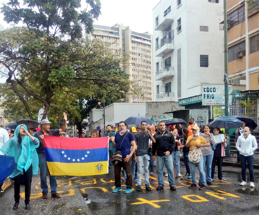 ¡Bajo la lluvia! En El Cementerio realizaron el trancazo #28Jun