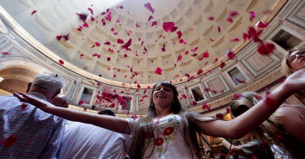 Una lluvia de pétalos de rosa tiñe de rojo el Panteón en Roma por Pentecostés