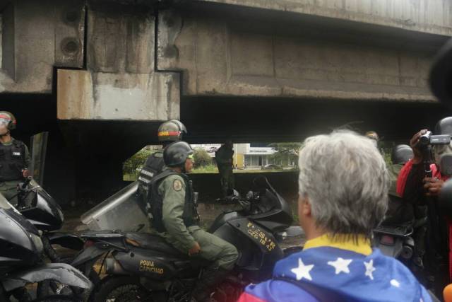 La GNB reprimió con lacrimógenas a los manifestantes que marchaban hacia el CNE. Foto: Wills Jiménez