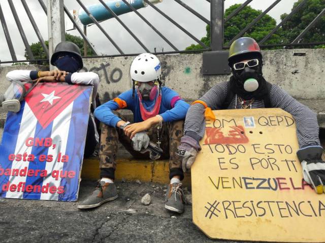 Manifestantes concentrados en la Francisco Fajardo frente a la Carlota / Foto: Eduardo de la Concha - La Patilla