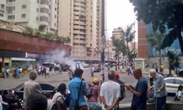 Reprimen a manifestantes en La Candelaria este #10Jun / Foto vía @CarlosPaparoni 