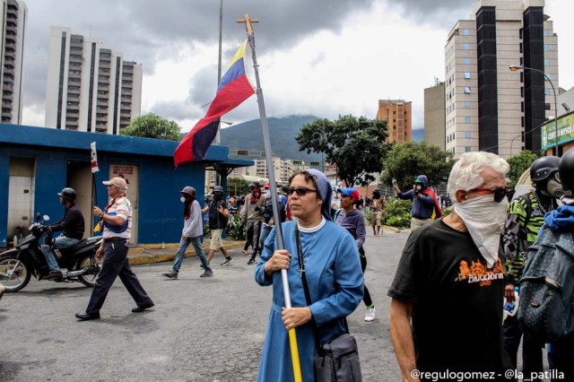 Mientras el régimen reprime, la resistencia se le planta a Maduro en la calle. Foto: Régulo Gómez / LaPatilla.com