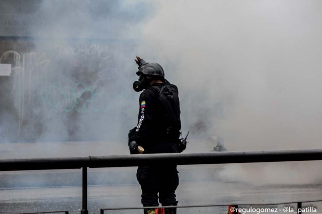 Mientras el régimen reprime, la resistencia se le planta a Maduro en la calle. Foto: Régulo Gómez / LaPatilla.com