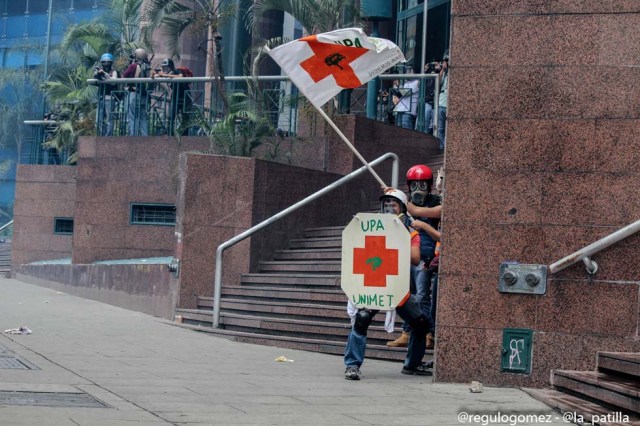 Mientras el régimen reprime, la resistencia se le planta a Maduro en la calle. Foto: Régulo Gómez / LaPatilla.com