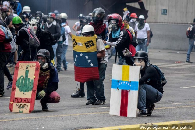 Mientras el régimen reprime, la resistencia se le planta a Maduro en la calle. Foto: Régulo Gómez / LaPatilla.com