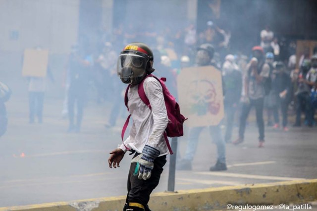 Mientras el régimen reprime, la resistencia se le planta a Maduro en la calle. Foto: Régulo Gómez / LaPatilla.com