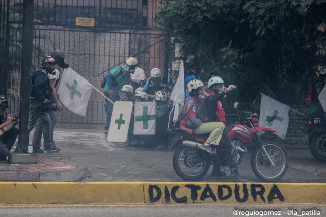 Mientras el régimen reprime, la resistencia se le planta a Maduro en la calle. Foto: Régulo Gómez / LaPatilla.com