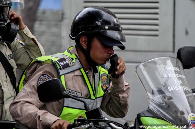 Mientras el régimen reprime, la resistencia se le planta a Maduro en la calle. Foto: Régulo Gómez / LaPatilla.com