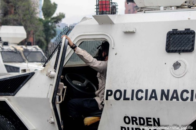 Mientras el régimen reprime, la resistencia se le planta a Maduro en la calle. Foto: Régulo Gómez / LaPatilla.com