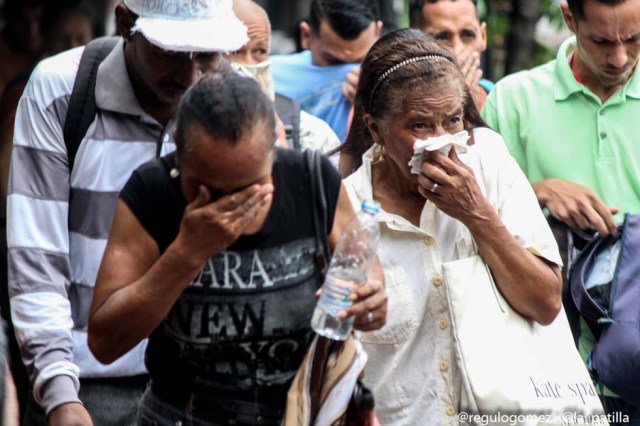 Mientras el régimen reprime, la resistencia se le planta a Maduro en la calle. Foto: Régulo Gómez / LaPatilla.com