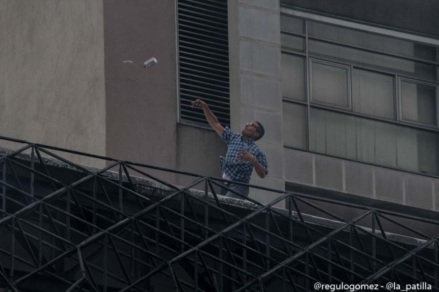 Mientras el régimen reprime, la resistencia se le planta a Maduro en la calle. Foto: Régulo Gómez / LaPatilla.com