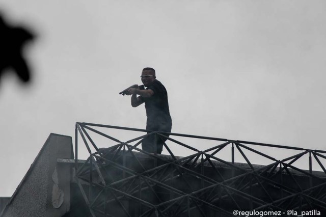 Mientras el régimen reprime, la resistencia se le planta a Maduro en la calle. Foto: Régulo Gómez / LaPatilla.com