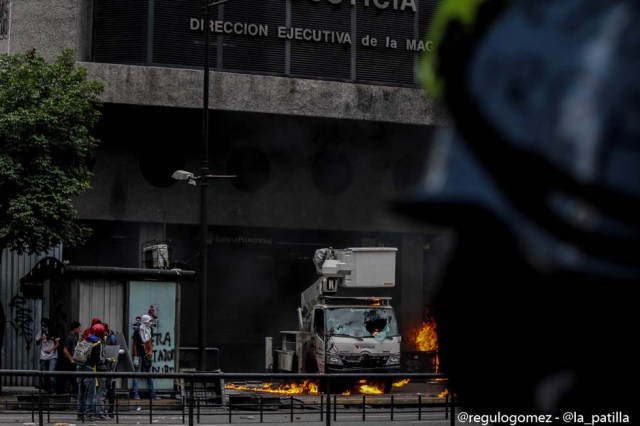 Mientras el régimen reprime, la resistencia se le planta a Maduro en la calle. Foto: Régulo Gómez / LaPatilla.com