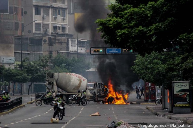 Mientras el régimen reprime, la resistencia se le planta a Maduro en la calle. Foto: Régulo Gómez / LaPatilla.com