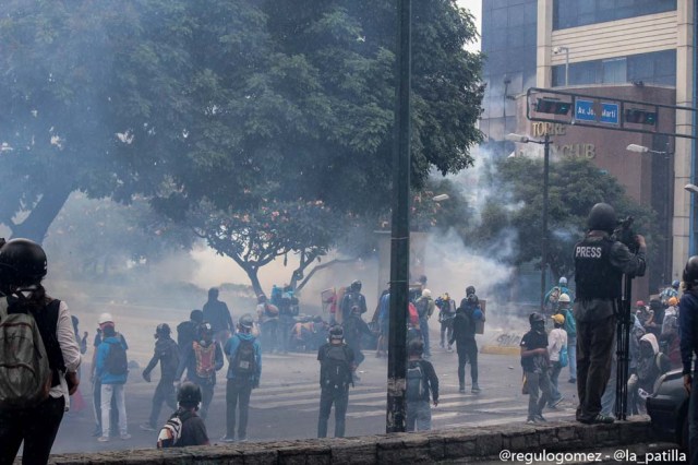 Mientras el régimen reprime, la resistencia se le planta a Maduro en la calle. Foto: Régulo Gómez / LaPatilla.com