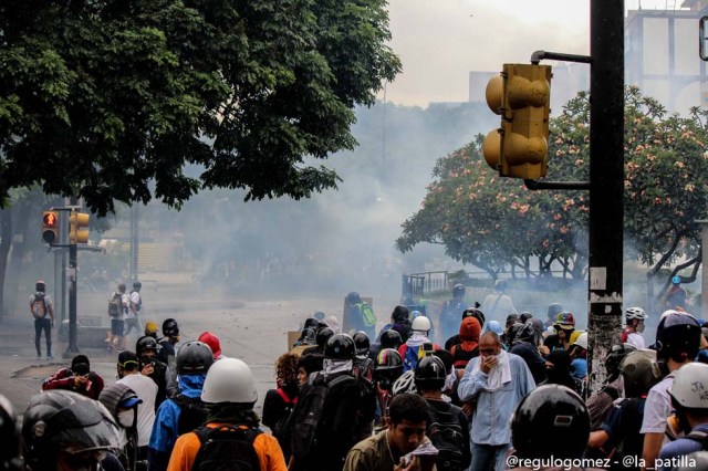 Mientras el régimen reprime, la resistencia se le planta a Maduro en la calle. Foto: Régulo Gómez / LaPatilla.com